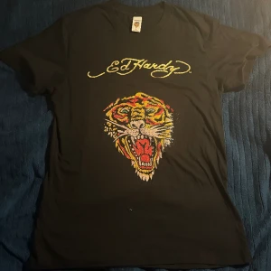 ED HARDY T-SHIRT  - super fin! Helt ny och använd en gång, inga defekter skriv vid frågor 🙌 y2k