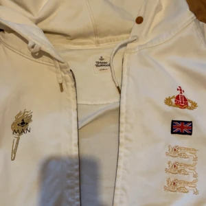 ÄKTA Vivienne Westwood F/W 2012 Hoodie Zip Up - INTRESSEKOLL då jag är i behov av pengar… Den lite fransig och fläckig längst ut på ärmarna, kom privat för fler bilder. Inköpt på Vestiaire Collcetive 2021 för ~1400kr men är villig att sälja den för mindre. Priset kan diskuteras. 