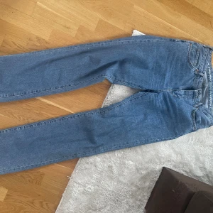 Bikbok low straight jeans - Använda 1 gång! Storlek 29/32