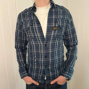 G-Star Skjorta  - G-Star Skjorta | Skick 9,5/10 | storlek M | Pris 199kr | Modellen på bilden är 187cm | Fraktar via PostNord och Instabox på köparens bekostnad:)  Hör av dig vid frågor och funderingar mvh 