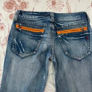 Säljer mina lågmidjade replay jeans i storleken W25 L32! Bara att skriva vid frågor eller fler bilder! Jättefin skick!! Köparen står för frakten❤️