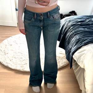 Säljer mina vintage Diesel botcut jeans, då de tyvärr blivit för stora! Bra skick, storlek 30 ☺️