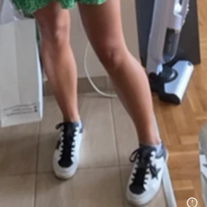 Golden goose inspirerade skor - Golden goose inspirerade skor i storlek 39, passar 38 också. Supersöta! Dom är som nya då jag inte använt dom så mycket som jag önskat💕  Köpta utomlands för ca 900kr.  Pris kan diskuteras såklart! Skriv förslag😍  Köparen står för frakt, kan mötas upp