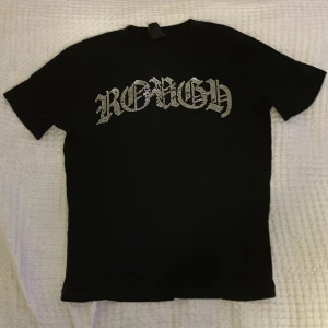 Blacksqaud rhinstone t-shirt  - Är i hel okej skick. Har ganska många stenar som saknas men det märks inte så mycket.   (KAN SNACKA OM PRIS)