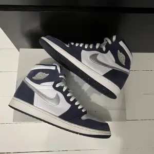 Jordan 1 Midnight navy i extremt fint skick, säljs på grund av att dom är för små! Kvitto finns.