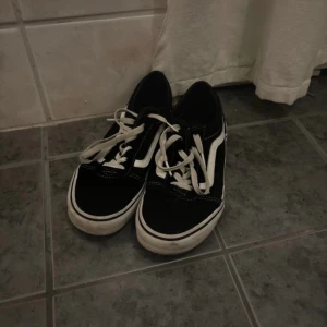 Vans - Använda fåtal gånger och är i väldigt bra skick. 
