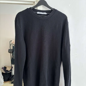 Svart tröja  - Säljer en tröja åt min kille, han har använt den få gånger och den är i bra skick, passar även L