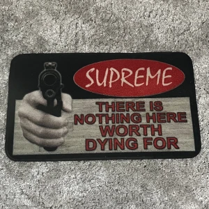 Supreme matta - Sjukt snygg matta som min tjej inte låter mig ha kvar😭 Haft den i två år men har legat i en låda senaste året. Skicket är väldigt bra 8/10 då den ändå har några år i denna värld