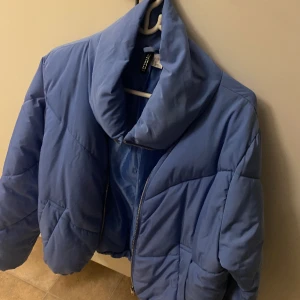 Blå fluff jacka  - Fin blå fluff jacka , knappt använd , kortare i modellen . Storlek xs 