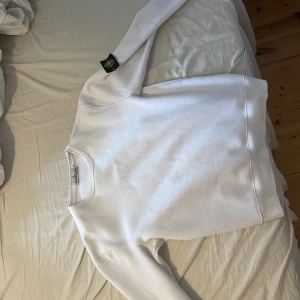 Stine island sweatshirt  - Nu säljer jag min typ helt oanvända stone Island tröja då den är för liten för mig. Den är typ i helt nyskick samt att märket är helt oslitet 