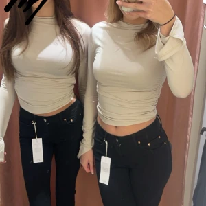 biege tröja - säljer en biege tröja, superfin från gina tricot. ny skick!😍 Storlek s, 190kr