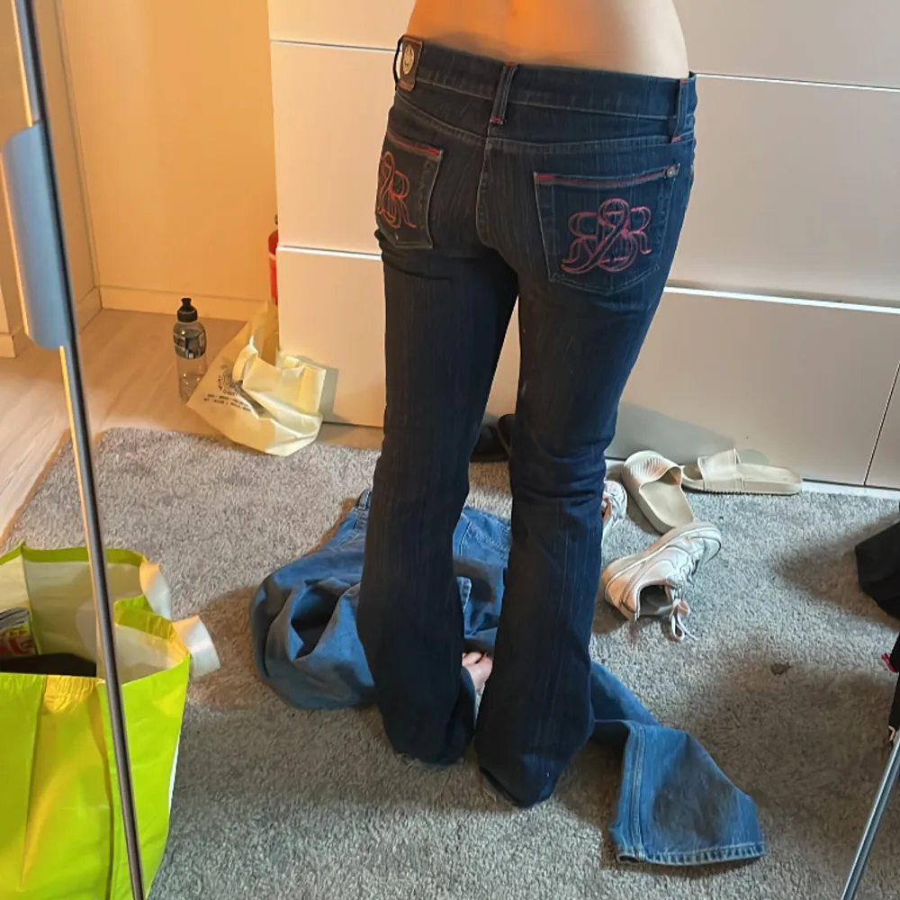 Skitsnygga low whaisted jeans ifrån rock and republic, inte använda På grund av att de e lite stora på mig. Perfekta i längden på mig som är 170 cm. Pris kan diskuteras vid snabb affär (Egna bilder)🙌🏻. Jeans & Byxor.