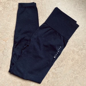 tights svarta - Tights från Reloader i svart. Aldrig använda, toppskick! I storlek S och väldigt stretchiga så passar mellan XS - M i storlek. Skriv gärna privat vid intresse ❤️