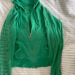 Rhinestones tröja - Köpt här på plick!! Endast använd ett par gånger. Säljer pga inte riktigt min stil! Pris kan diskuteras vid snabb affär!!!