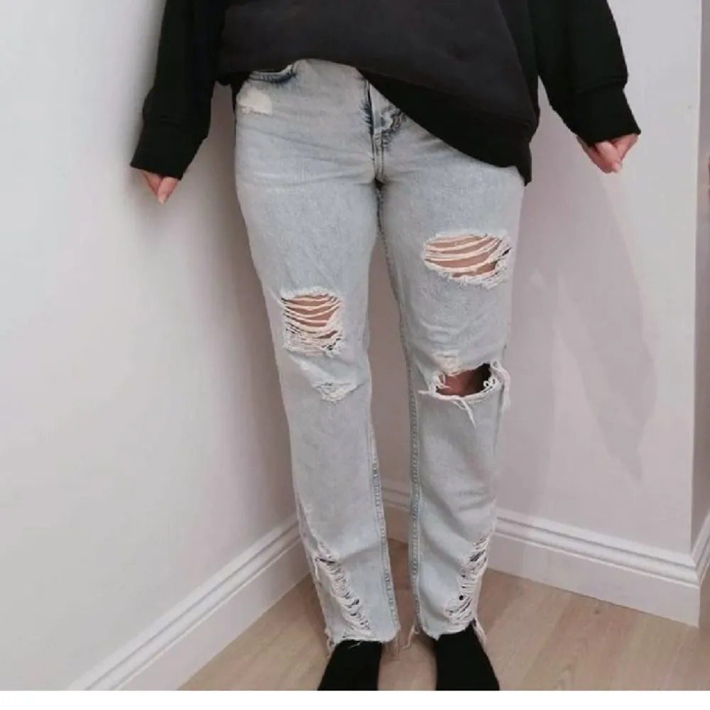 Ljusa boyfriend jeans storlek 24 (jeans storlek). Material: 100% bomull. . Farkut & Housut.