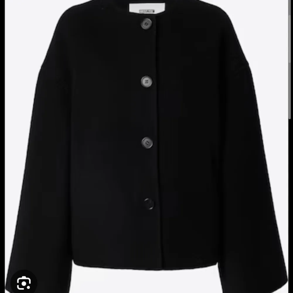 Säljer denna så fina ull jackan från About you. Köptes för 2700. I perfekt skick!!. Jackor.