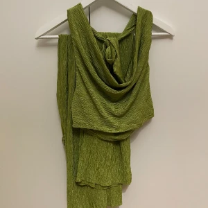 Grönt sommar set💚  - Säljer ett fint sommar set med topp och byxa! Inköpt i Grekland 💚passar allt från. Xs -m beroende på hur man föredrar att de ska sitta 💚