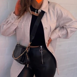Skjortjacka - Hej säljer denna vår jackan som aldrig riktigt kommit till användning som jag tänkt den är i storlek XS men är lite oversized i storleken, använd cirka 2-3 gånger❤️