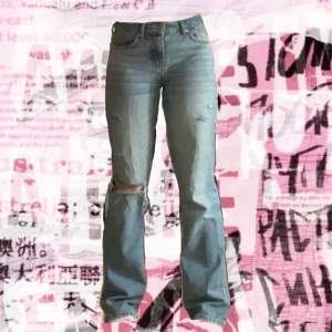 Bootcut/flare low/mid waisted jeans från lager 157, hålen har jag gjort själv💕 Använd fåtal gånger, bra skick💘Storlek XS men passar även S💞
