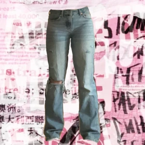 Jeans - Bootcut/flare low/mid waisted jeans från lager 157, hålen har jag gjort själv💕 Använd fåtal gånger, bra skick💘Storlek XS men passar även S💞