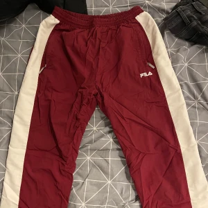 Fila Byxor - Mycket fina vinröda Fila byxor i storlek M. Använt endast några gånger. Köptes för runt 800kr