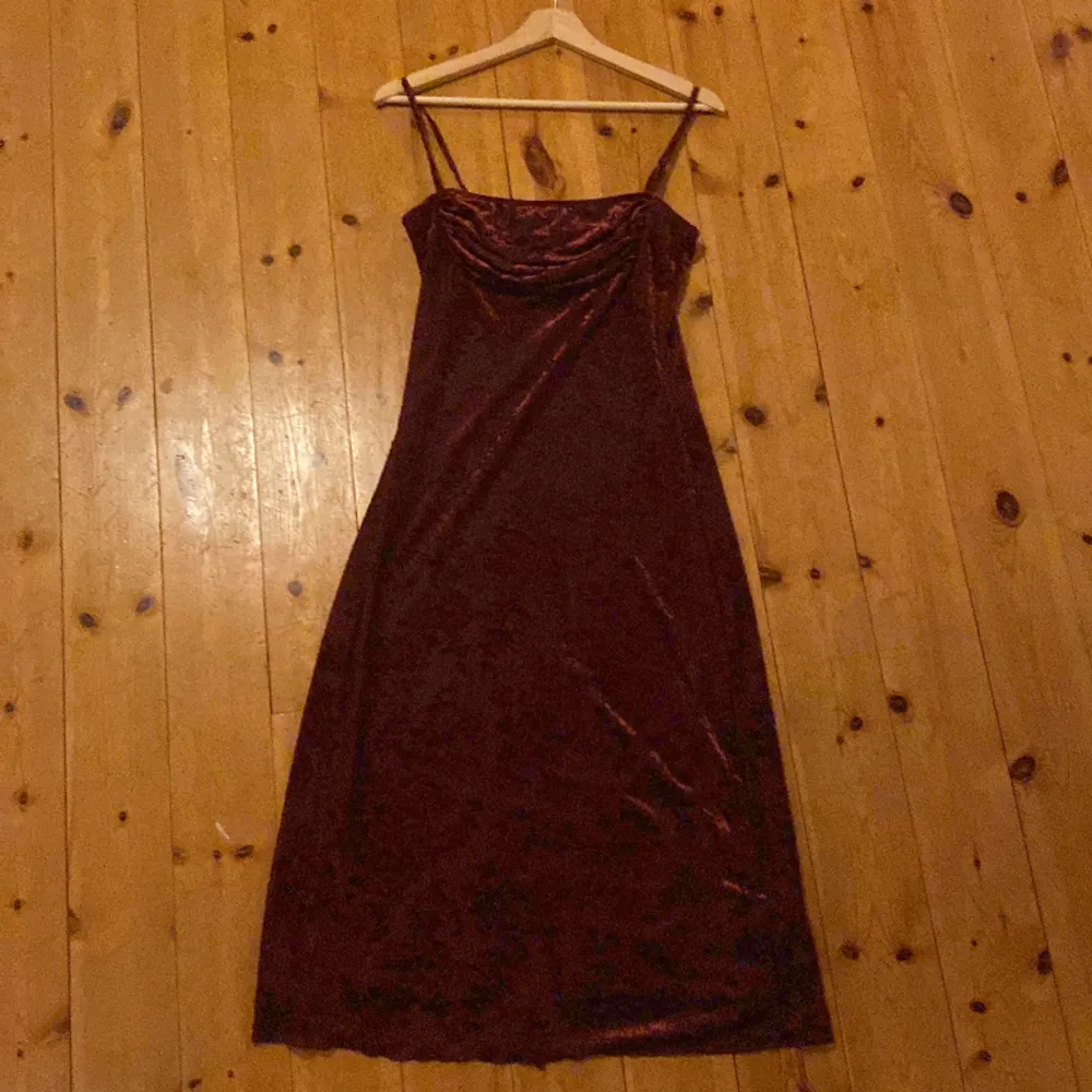 En jättefin 90s inspirerad mesh klänning från cider. Jätte fin blandning av lila och röd färg. Använd 1 gång. Står inte storlek men den passa perfekt till mig som har S . Klänningar.