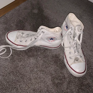 Vita höga converse - Säljer dessa converse skorna då de är lite stora för mig! De behöver nog bara en tvätt i maskin, sen kommer dem se nya ut 🙏🏻inget fel på dem förutom att de är lite smutsiga! 