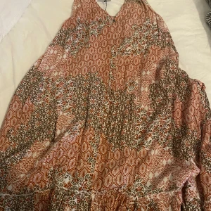 Klänning med räfflor i botten! - Tyvärr för stor för mig ❤️ orginal pris 750kr! 