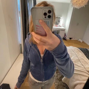 Juicy Couture Zip Hoodie  - Säljer denna snygga Juicy koftan💕 Tröjan är i väldigt bra skick, endast använd ett fåtal gånger💕