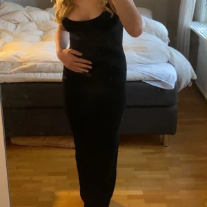 Lång klänning - Säljer denna snygga populära klänning! Knappt använd🫶🏻