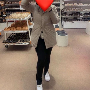 Canada goose - Säljer min vinterjacka som jag inte har någon användning av alls som bara hänger i garderoben. Den är helt ny använd några gånger under vintern. Armarna är lite smutsig men det går att kemtvätta. Kvitto finns! Priset går att diskuteras.