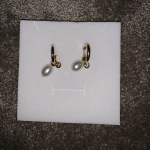 Nya örhängen  - Säljer dessa helt nya guldiga örhängena! Jag vet inte vad dem är ifrån då jag fick dem i present! Säljer då jag inte använder guldsmycken 🤍