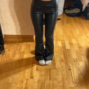 Skinn byxor  - de kommer inte till användning så det är väldigt tråkigt! därför säljer jag de😊💕 