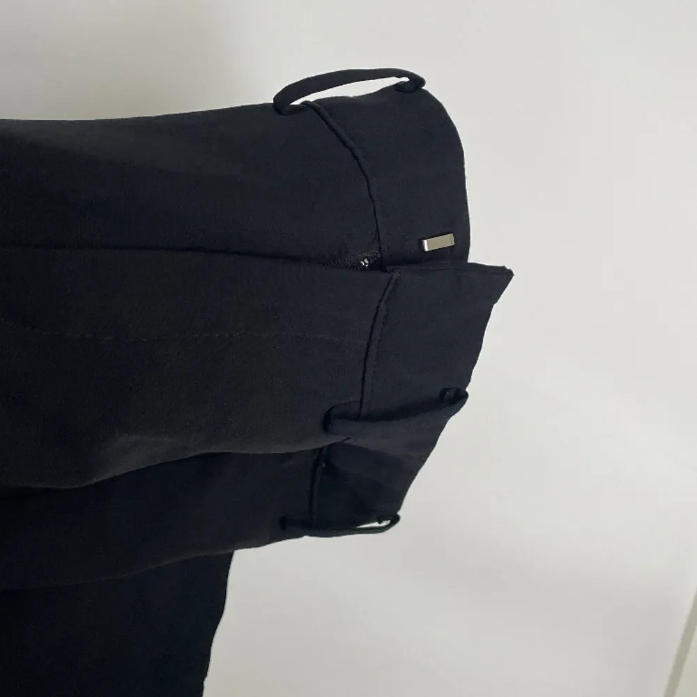 Svarta kostymbyxor från Bikbok Modell: Wilma. Bra skick, kommer ej till användning!. Jeans & Byxor.