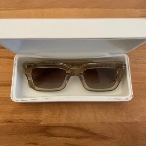 Chimi solglasögon - Hej! Vi på LLresell säljer ett par fina Chimi glasögon. Modellen är 05. Solglasögonen är i fint skick förutom en liten defekt som är väldigt svår att se (visas på tredje bilden). Har du några frågor om produkten, hör av dig!🙂 Priset ej hugget i sten!