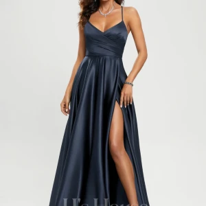 Blå Balklänning  - Nypris 1562kr (plus ca 300kr för frakt till Sverige)💙 Storlek 38, perfekt längd på mig som är 174cm lång. Använd en gång och är av hög kvalitet 💙Den är helfodrad och har insydd BH 💙det är bara att skriva ifall ni har fler frågor 💕