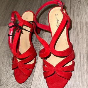 Sammet Klackskor röd färg  - Helt nya storlek 38
