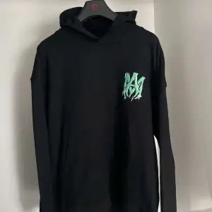 Helt ny Amiri hoodie, 100% bomull. Etiketter och lappar finns kvar, säljer då den är för stor.  Fler bilder kan skickas privat, först till kvarn! 