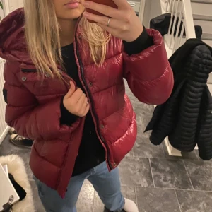 Superdyrt putter jacket - säljer nu min trendiga superdry puffer jacket i dark berry storlek 40 då den inte kommit till användning så mycket🩷den är mindre i storleken så skulle mer säga att den sitter som en 38, köpte den för 1700kr