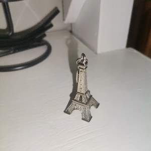 Eiffeltornet nyckelring i silver. Det strå France på en sidan och Paris på andra sidan. Den är nog 4 cm hög max. 