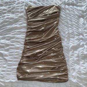 Guldig klänning - En superfin guldig klänning från Zara i storlek xxs 🩷 