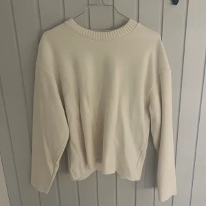 Zara tröja  - Super fin tröja från Zara som är som ny. Storlek M men passar S bra också✨ 