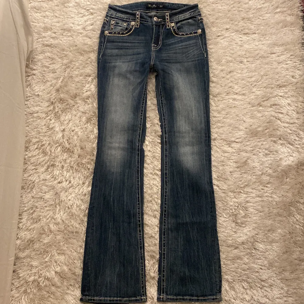 Jättefina lågmidjade bootcut jeans från miss me. De är aldrig använda (endast testade) så därav i nyskick. Innerbenslängd är 83cm. Köptes för 1500kr och men de var väldigt svåra att få tag i! Kom privat för frågor, pris kan diskuteras!💓. Jeans & Byxor.