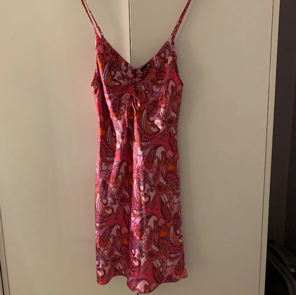 Superfin sommarklänning från bikbok! Säljer för att den har blivit för kort för mig. . Mekot.