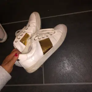 Vita Sneakers med guld detalj 