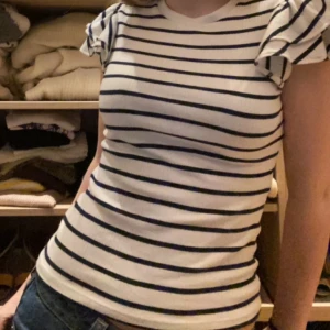 randig topp! - superfin randig topp med korta volangärmar i storlek XS men funkar också för S! säljer pga att den inte kommer till användning och är i bra skick! skriv för frågor/bilder💕