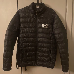 Armani jacka  - Storlek large, sitter typ som medium. Använd fåtal gånger utan defekter.  Köpt på boozt,  Nypris: 2 200 kr Mitt pris: 499 kr