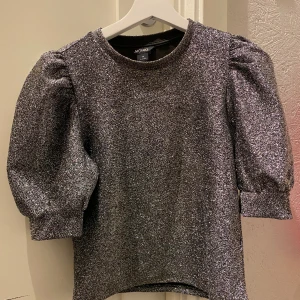 Festtop - En så snygg glittertopp perfekt till fest. Köpt på monki för 299❤️