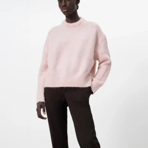 Rosa stickad tröja - Såå fin stickad tröja från zara som inte finns att köpa längre. Tröjan är i mycket bra skick, skriv för fler bilder💕💕