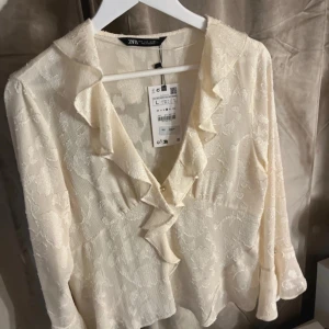 Blommig blus  - Från zara storlek L. 